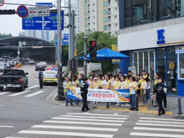 9. 죽전1동이 우회전 일시정지를 주제로 자율방범대와 합동 캠페인을 벌였다.jpg