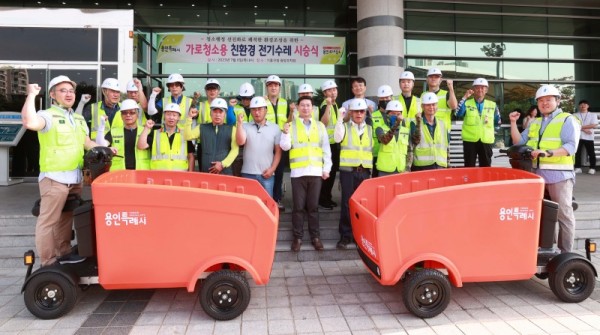 1-3. 이상일 용인특례시장(앞줄 오른쪽에서 네번째)이 6일 기흥구청 광장주차장에서 열린 ‘친환경 전기수레’ 시범 도입 시승식에서 환경미화원 등 참석자들과 함께 기념사진을 촬영 하고 있다..jpg