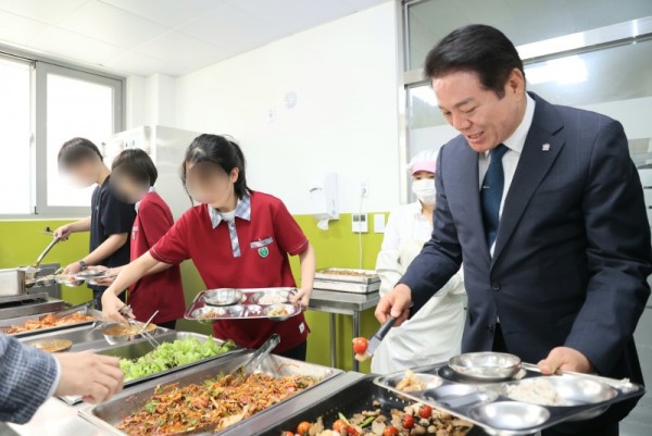 1_최대호 안양시장이 7일 백영고등학교에서 학생들과 급식을 먹으며 의견을 수렴했다(1).jpg