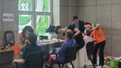 ‘무병장수 기원’…부천시, 어르신 장수사진 무료촬영