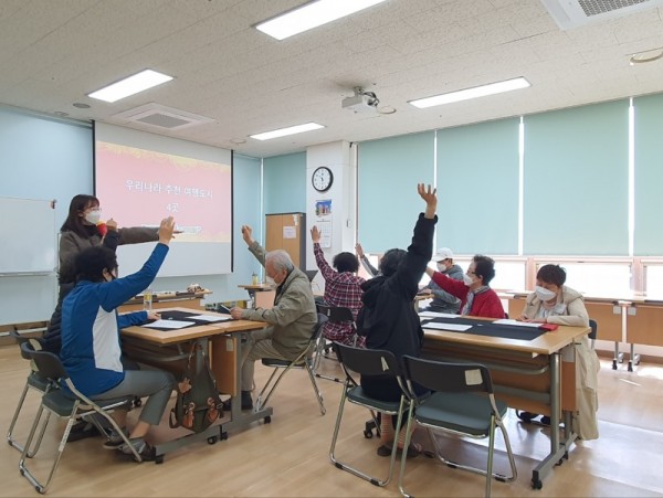 (광명3)광명시립 소하노인종합복지관은 올해 4월부터 7월까지 총 4개월에 걸쳐 어르신들의 기억력·창의성·문제해결 능력에 도움이 되는 실버보드게임 프로그램 ‘어르신 기억놀이터’ 사업을 성황리에 마쳤다.jpg