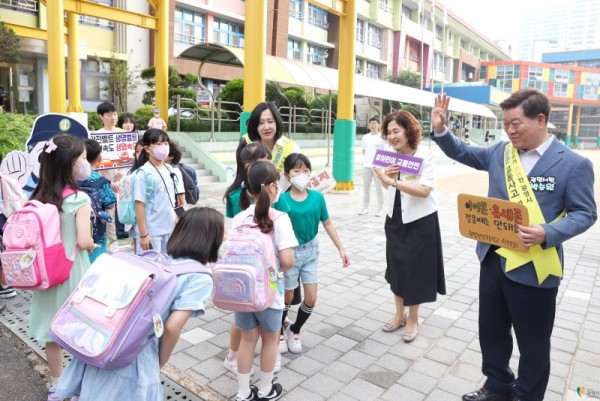 (광명2)광명시는 학생들의 안전한 통학로 조성을 위해 어린이보호구역에 교통안전 시설물 등에 대한 점검과 보강을 한층 강화할 예정이라고 밝혔다(.JPG