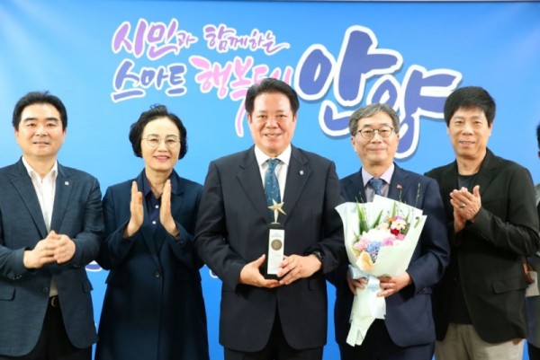 2_우선멈춤 안양시민축제가 2023 소비자가 뽑은 올해의 브랜드 대상에 선정됐다. 최대호 안양시장(왼쪽에서 세번째) 및 관계자가 상패를 들고 기념촬영을 하고 있다.jpg