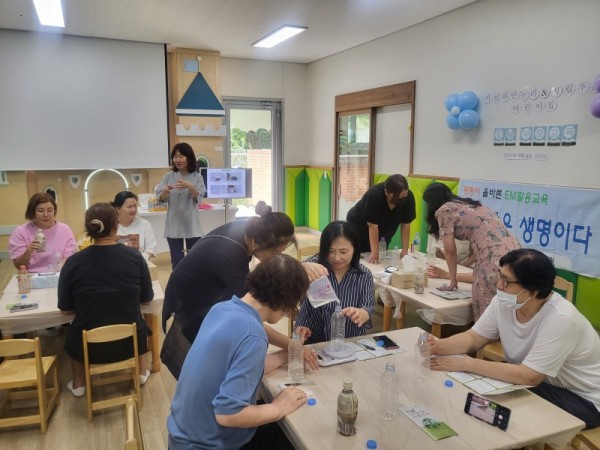 (광명1)광명시가 지구를 살리는 친환경 실천운동의 확산을 위해 ‘찾아가는 올바른 EM 활용 방법 교육’을 실시하고 있다.jpg