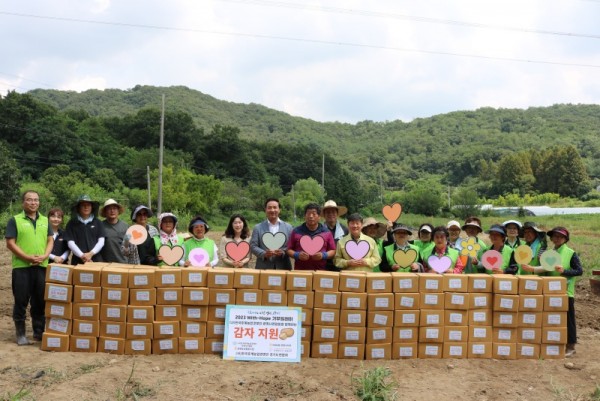 (광명4)한국후계농업경영인 광명시지회(회장 김광익) 등이 지난 17일 광명시사회복지협의회(회장 이상재)에 감자 5kg들이 327박스를 전달했다..jpg