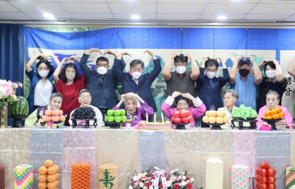 (광명1-2)광명시립노인요양센터는 28일 구순을 맞이한 어르신들의 무병장수를 기원하는 ‘행복가득 구순잔치’를 열었다.jpg