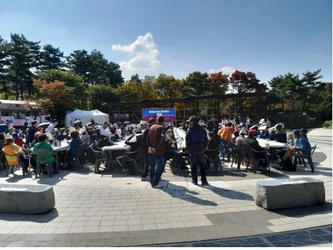 동방산업과 함께하는 사랑의 짜장차 행사 열려.jpg