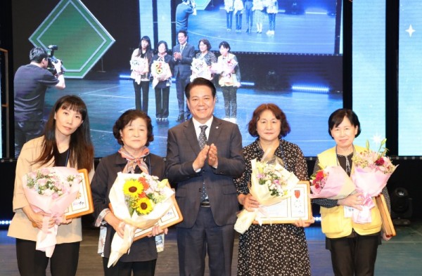 4_안양시는 4일 안양아트센터 관악홀에서 ‘제27회 노인의 날 기념식 및 실버문화축제’를 개최했다(유공자표창).jpg