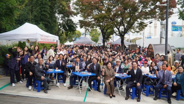 (광명1)철산종합사회복지관(관장 김영선)은 지난 13일 현충근린공원 분수대 앞마당에서 ‘다시ON(溫)후라이데이’ 행사를 통해 지역사회에 온기를 전했다..jpg