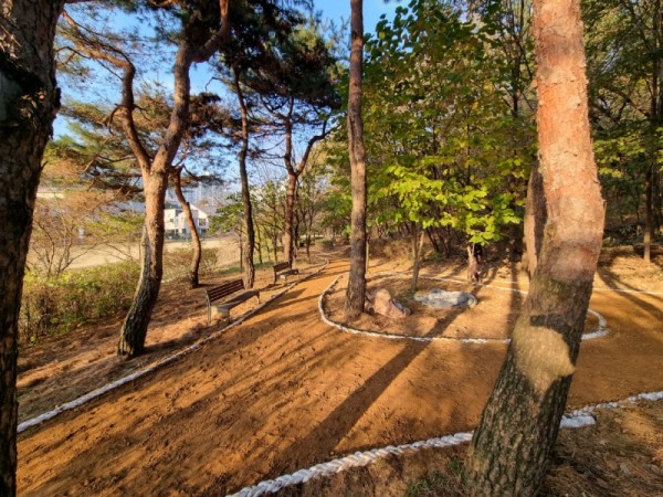 8-1. 용인특례시 수지구 상현동 서봉숲속근린공원 내 산책로 일부 구간 어싱길 조성 공사 모습.jpg