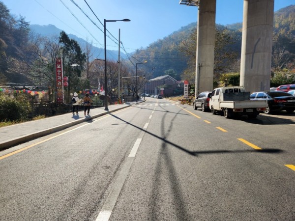 안양시 만안구 안양9동 병목안로가 3단계 도로개설공사를 거쳐 도로폭 10~12m(2개 차선)로 확장됐다.jpg