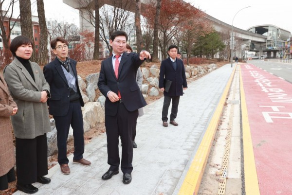 1-1. 이상일 용인특례시장이 13일 용인고등학교 학생들의 안전을 위해 마련한 