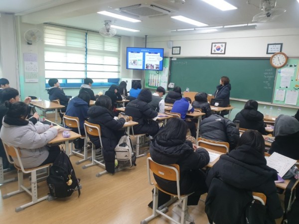 (광명2)광명시 치매안심센터는 19일 치매극복선도학교인 가림중학교에서 3학년 학생 160명을 대상으로 치매파트너 교육 및 보건 계열 진로 교육을 진행했다.jpg