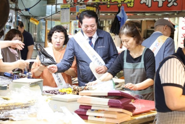 전통시장 방문 사진2.jpg