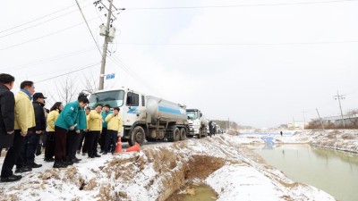 김동연, 귀국 후 첫 일정으로 화성·평택 하천 수질오염 현장점검