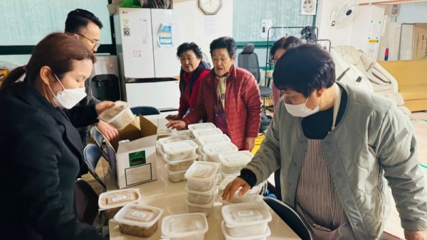 (광명7)광명시 광명3동 도시재생 주민협의체는 도시재생사업의 하나로 지난 1월 11일부터 2월 7일까지 ‘어울림 한마음 음식나눔’을 추진했다.jpg