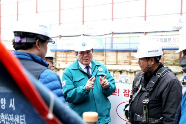 최대호 안양시장은 지난 14일 해빙기 안전사고를 예방하기 위해 만안구 안양동의 건축공사장을 방문해 현장을 점검했다 (2).jpg