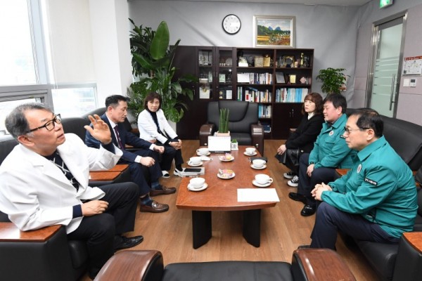 수시보도1-2+연제찬+시흥시+부시장이+센트럴병원+의료진과+대화를+나누고+있다.jpg