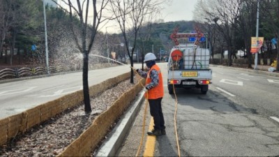 수원시, 가로수에 묻은 미세먼지와 염분 씻어낸다