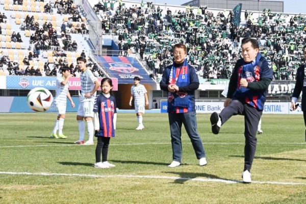 2-1.수원FC구단주이재준수원시장홈개막전에서시축.jpg