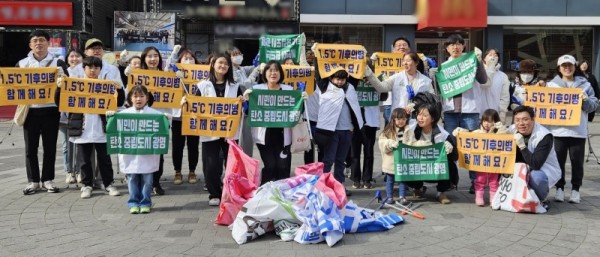 (광명8)광명시는 지난 16일 열린시민청과 철산상업지구 일대에서 1.5℃ 기후의병과 2024년 첫 ‘줍킹데이’ 캠페인을 펼쳤다.jpg