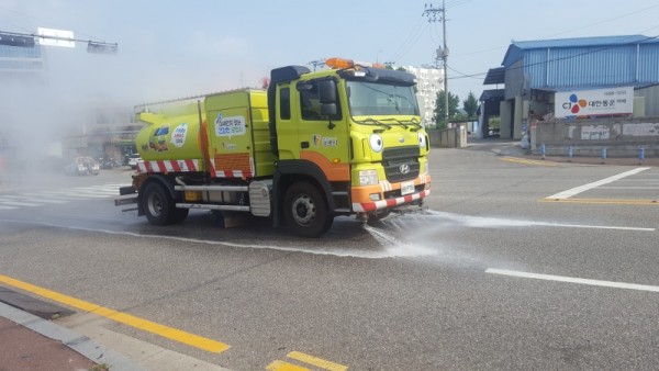 (광명2-2)광명시가 시민 건강 보호를 위해 봄철 고농도 미세먼지 줄이기에 행정력을 집중한다(도로 비산먼지 억제를 위한 살수차 운행).jpg