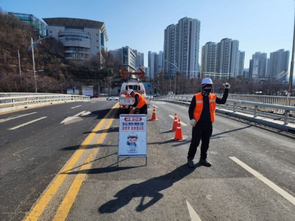 안양시는 지난 8~15일까지 관내 도로 포트홀 특별 전수조사를 실시하고 긴급 보수했다 (1).jpg