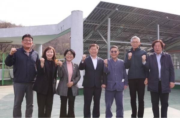 (광명)박승원 광명시장(사진 가운데)은 지난 2일 광명시립노인요양센터에 설치된 시민참여형 태양광발전소 현장을 방문해 운영 현황을 점검했다.jpg