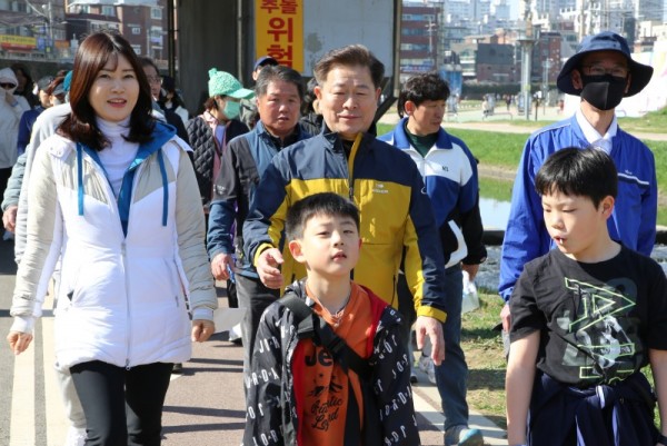 (광명8-2)광명시는 지난 31일 시민 건강 걷기대회를 성황리에 개최했다..jpg