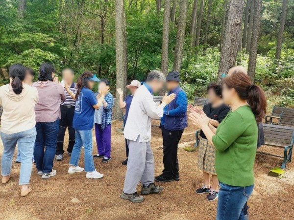 (광명7)광명시 치매안심센터는 치매 예방과 돌봄 부담 감소를 위해 ‘기억 잇고 추억 잇는 야외프로그램’을 운영하고 있다.jpg