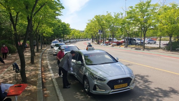 (광명4)광명시는 시민들이 안전하고 쾌적하게 택시를 이용할 수 있도록 오는 4월 15일부터 관내 개인·법인택시 1천261대를 대상으로 청결 상태 등을 일제 점검한다.jpg