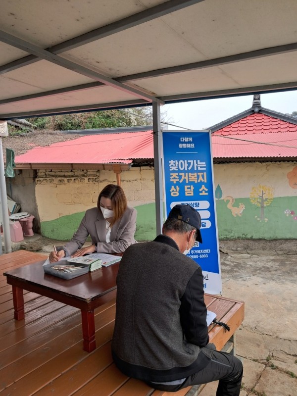 (광명3)광명시 주거복지센터는 주거 취약계층에 더 가까이 다가가 시의 주거복지 제도를 알리고 대상자를 발굴하고자 적극적인 홍보활동을 펼쳤다.jpg