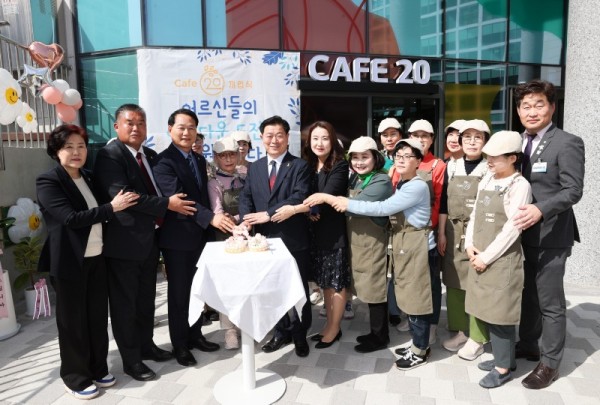 (광명1)광명시니어클럽은 18일 오후 광명시 인생플러스센터 1층에서 ‘CAFE(카페)-20’ 개소식을 개최했다.jpg