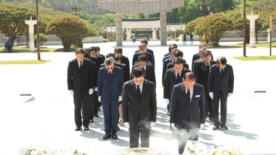 김동연, 국립5·18민주묘지 부지사·공공기관장과 첫 공동 참배