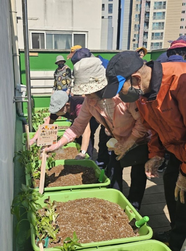 안양시가 지난 2일 만안치매안심센터에서 관내 치매환자 및 가족을 대상으로 치유농업 프로그램을 진행했다 (1).jpg