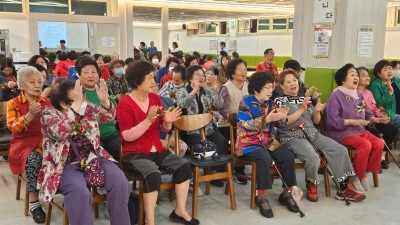 안양시부흥종합사회복지관, 어버이날 맞이 음악회와 카네이션 전달 행사 진행