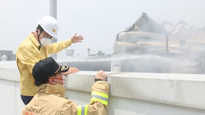 화성 공장화재 현장 찾은 김동연 “가용자원 총 동원해 신속하게 화재진압 해달라”