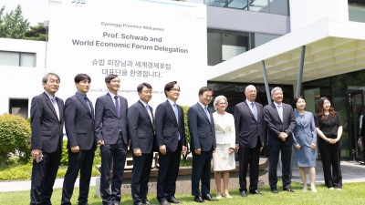 김동연, 세계경제포럼(WEF) 클라우스 슈밥 회장 만나 “코너에 선 한국. 4차 산업혁명센터 통해 다른 나라 앞서 나갈 것”