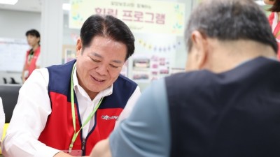 돌봄을 돌보다…최대호 안양시장 일일 요양보호사로 나서