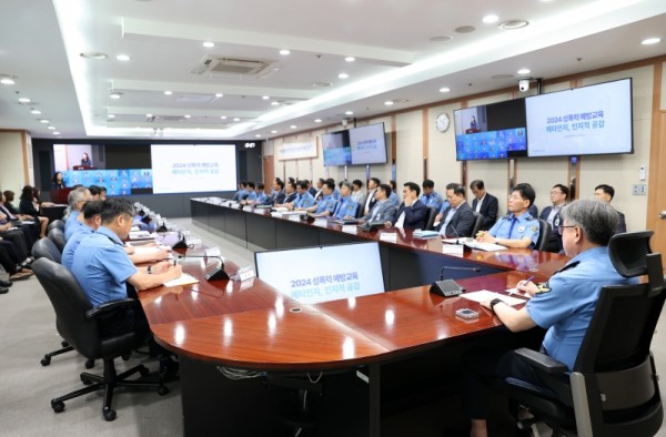 12일 해양경찰청 고위공직자를 대상으로 성희롱, 성폭력 예방교육을 실시하였다..jpg