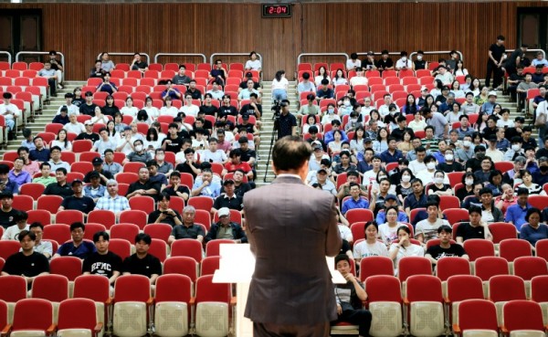 최대호 안양시장이 23일 강당에서 열린 전 직원 대상 4대 폭력 예방 교육에서 인사말을 하고 있다(2).jpg