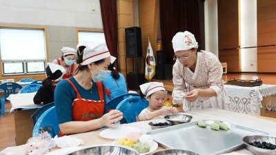 다문화까지 하나 되는 정왕1동, 추석맞이 송편 만들기로 화합의 장 마련