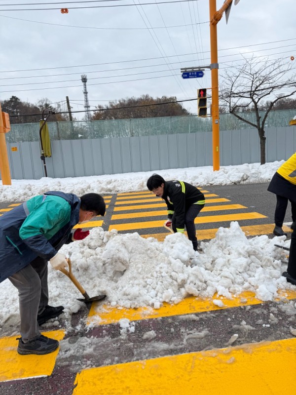 횡단보도제설작업.jpg