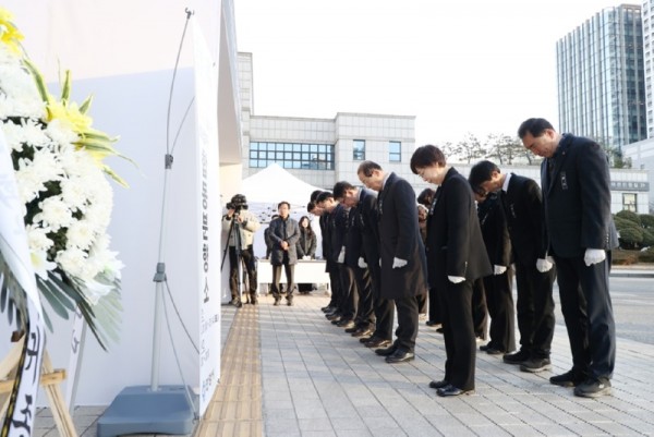 안양시 간부공무원들이 31일 오전 8시40분 안양시청 본관 앞에 설치된 합동분향소에서 희생자들을 위해 묵념하고 있다.JPG