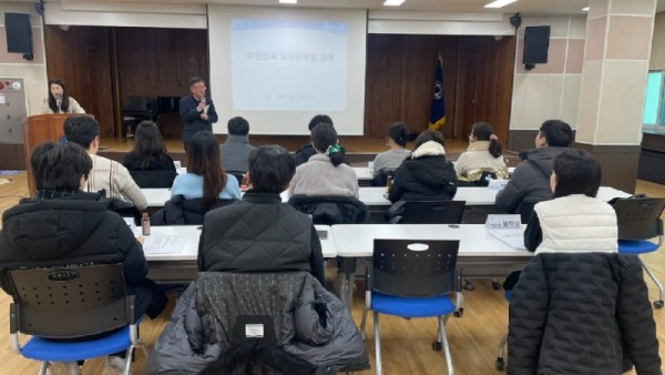 유한호 만안구청장이 민원업무 담당 직원들에게 격려를 전했다.jpg