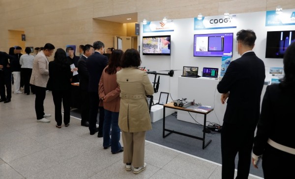 실증화+신기술+발표회+참고+사진－2024년+경기도물산업발전포럼+중+우수기술+발표회+쇼룸+사진.jpg