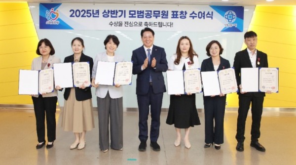 상반기 모범공무원 표창 수여식 사진1.jpg