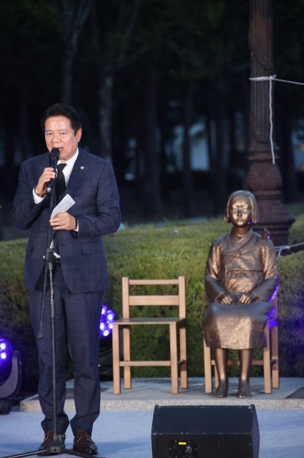 지난해 8월 10일 기림의 날을 앞두고 열린 행사에서 최대호 안양시장이 시민들에게 인사말을 하고 있다 (1).jpg