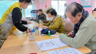 만안주간보호센터, 새해맞이 ‘2026년 달력 만들기’ 실시... 어르신 인지 기능 강화