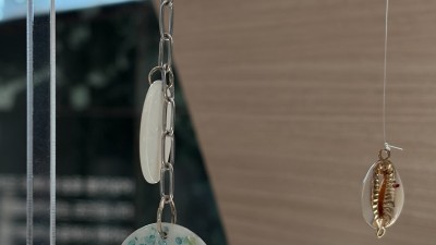 경기도서관, 폐청바지·조개껍데기 업사이클 작품 전시. 자원순환 문화 체험 제공